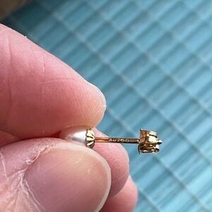 Elegant Genuine 18K Gold and Freshwater Pearl Stud Earrings